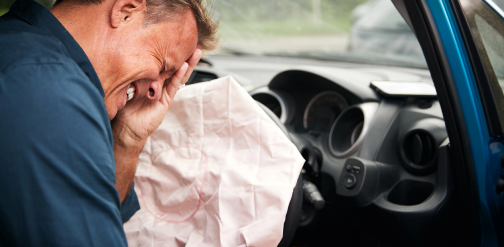 Man injured in the head and a busted airbag due to the accident